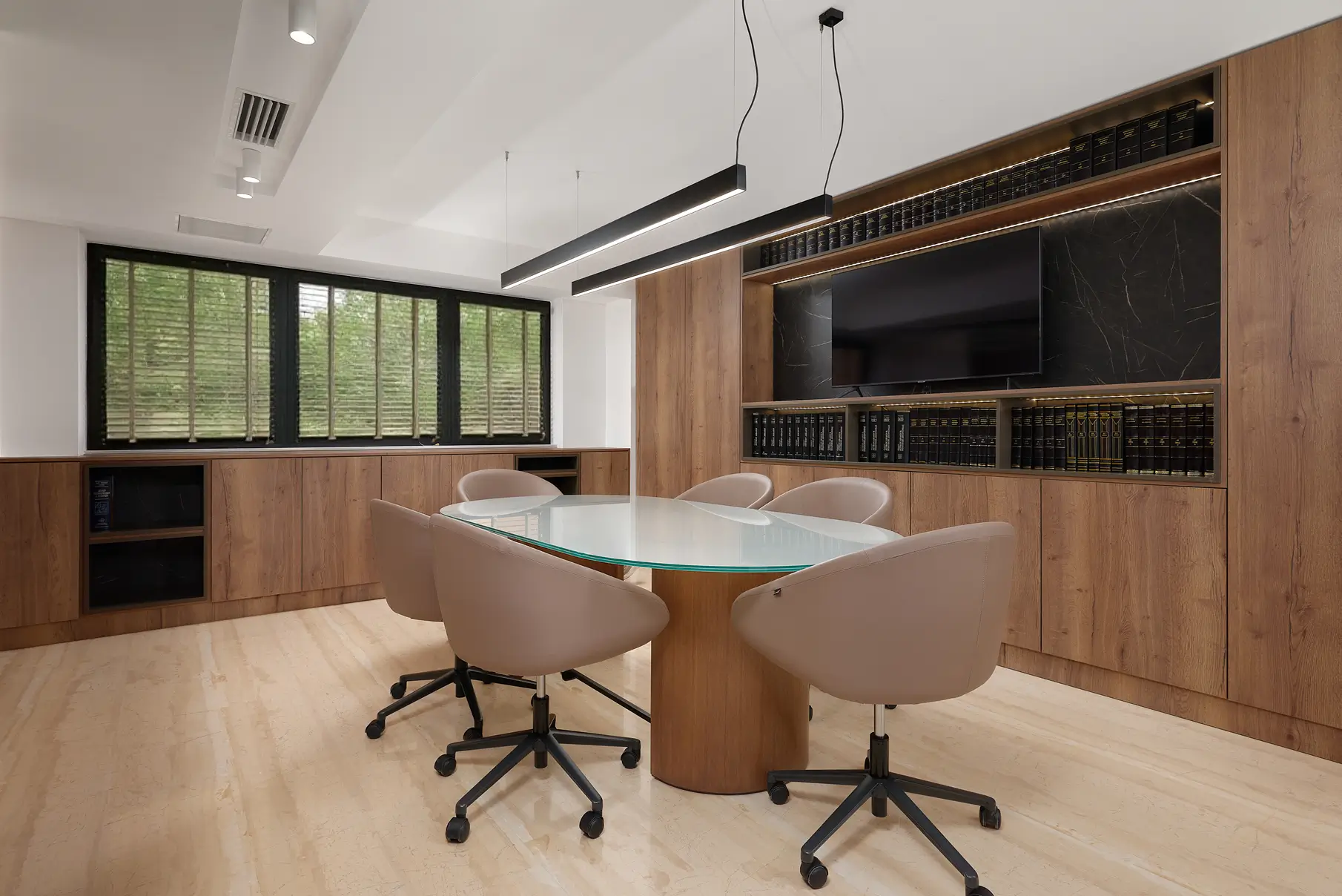 Αίθουσα συσκέψεων με μεγάλο τραπέζι, έξι καρέκλες και επιτοίχια βιβλιοθήκη