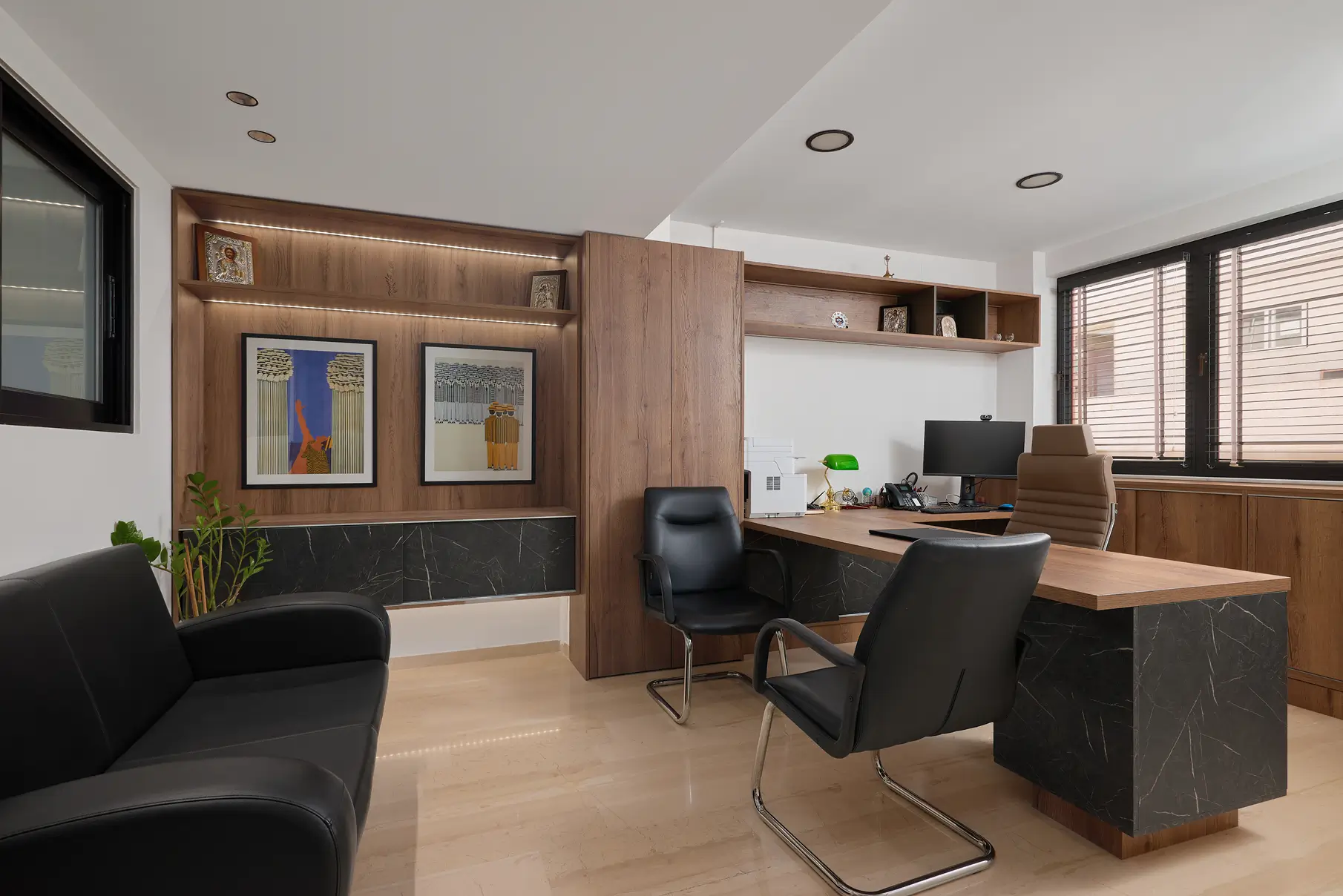 Εσωτερικό του γραφείου του δικηγόρου Ιωάννη Βασιλάκη